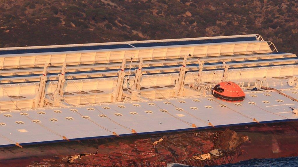 Kreuzfahrtschiff "Costa Concordia" vor der Toscana auf Grund gelaufen