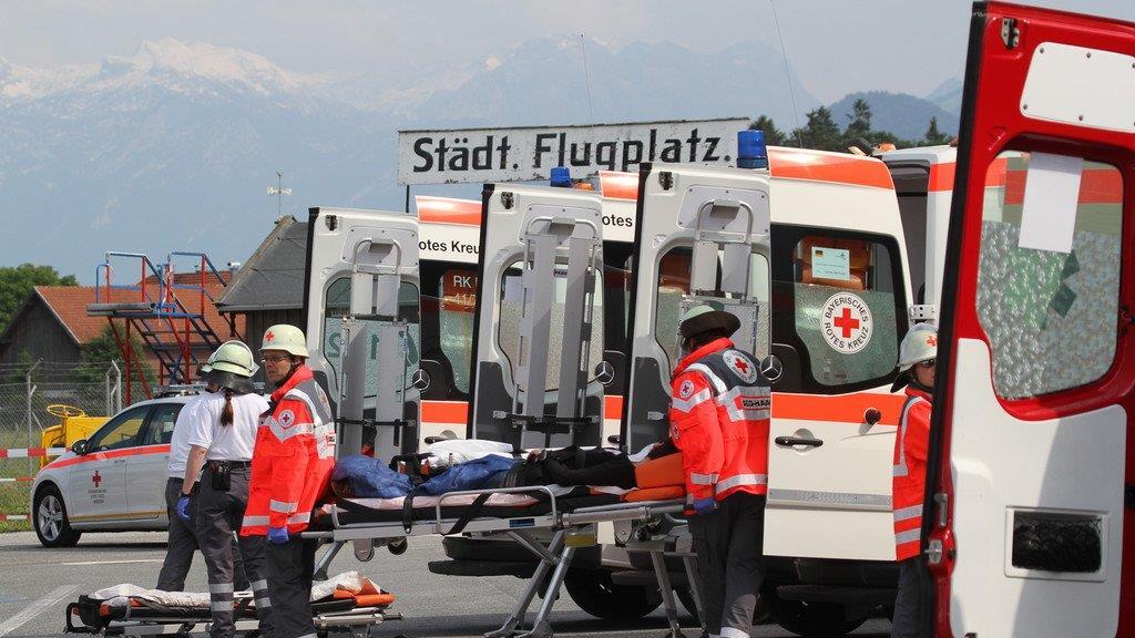 Flugzeug rammt Bus