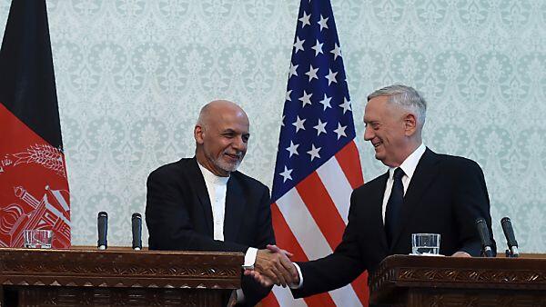 Mattis (r.) weilt in Anfghanistan
