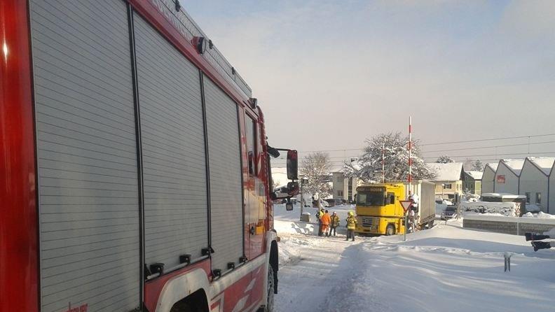 Lkw bleibt auf Gleisen hängen