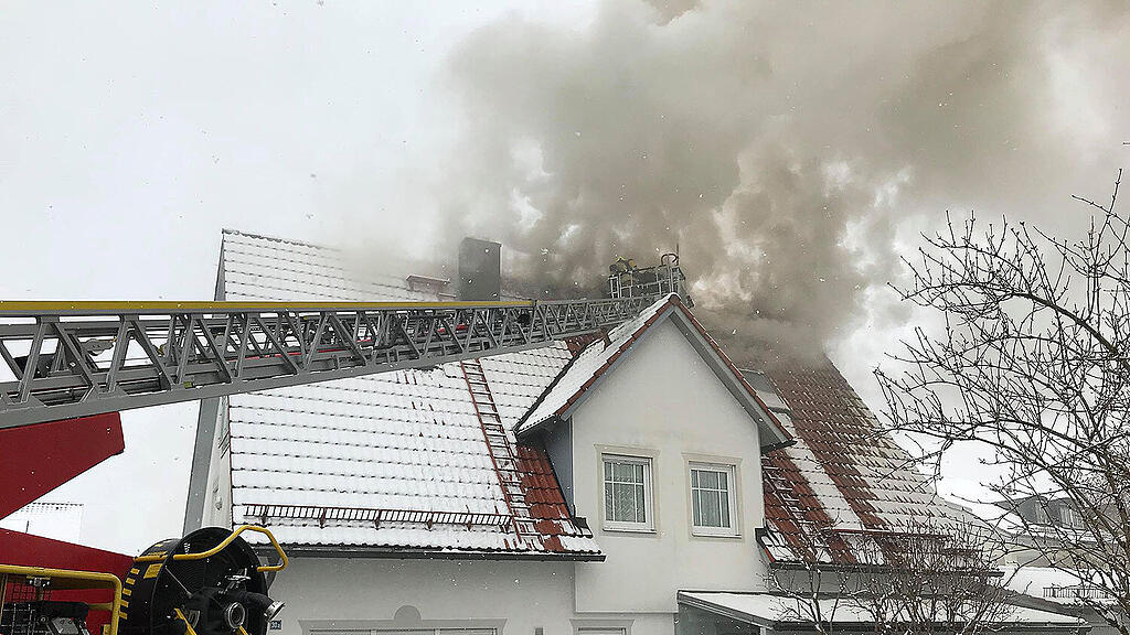 Ein Wohnhaus in Freilassing ist in Brand geraten.