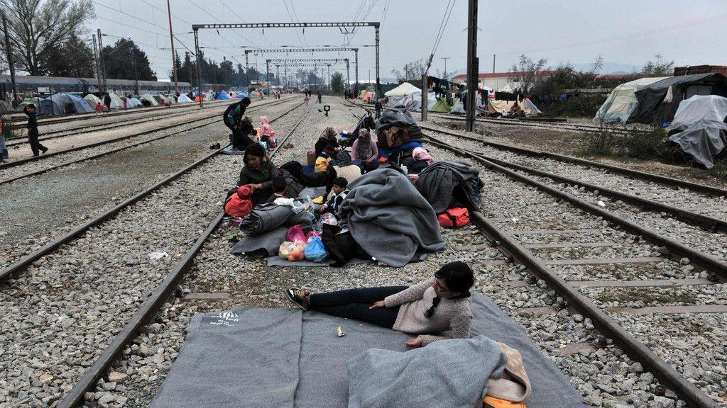 Flüchtlinge besetzen Bahnschienen bei Idomeni erneut