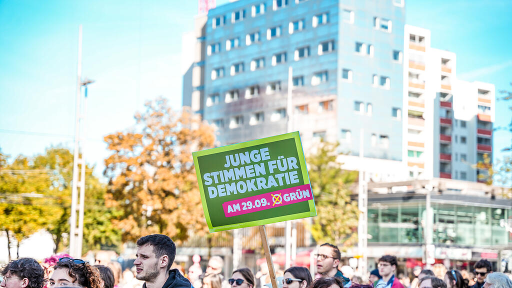 Demo "Zusammenhalten statt spalten" in der Stadt Salzburg