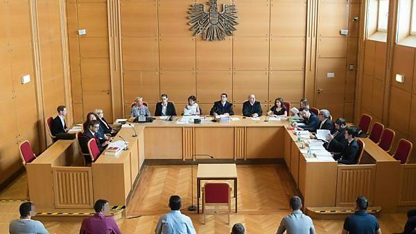 Gegen fünf mutmaßliche Komplizen wird gesondert verhandelt