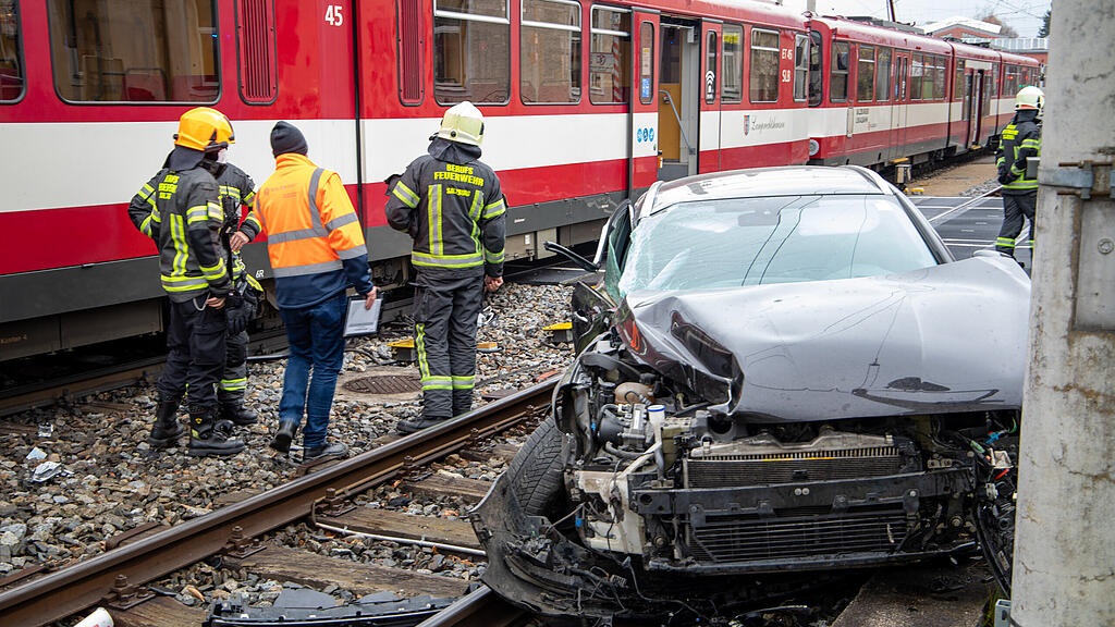 Pkw kontra Lokalbahn in Itzling