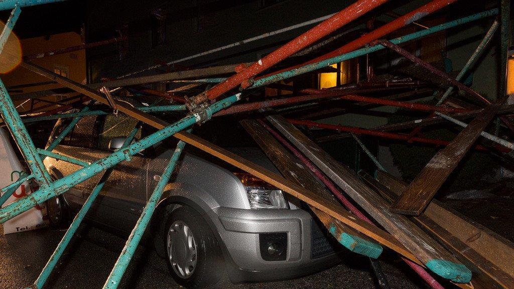 Sturm: Baugerüst in Straßwalchen stürzt auf Autos
