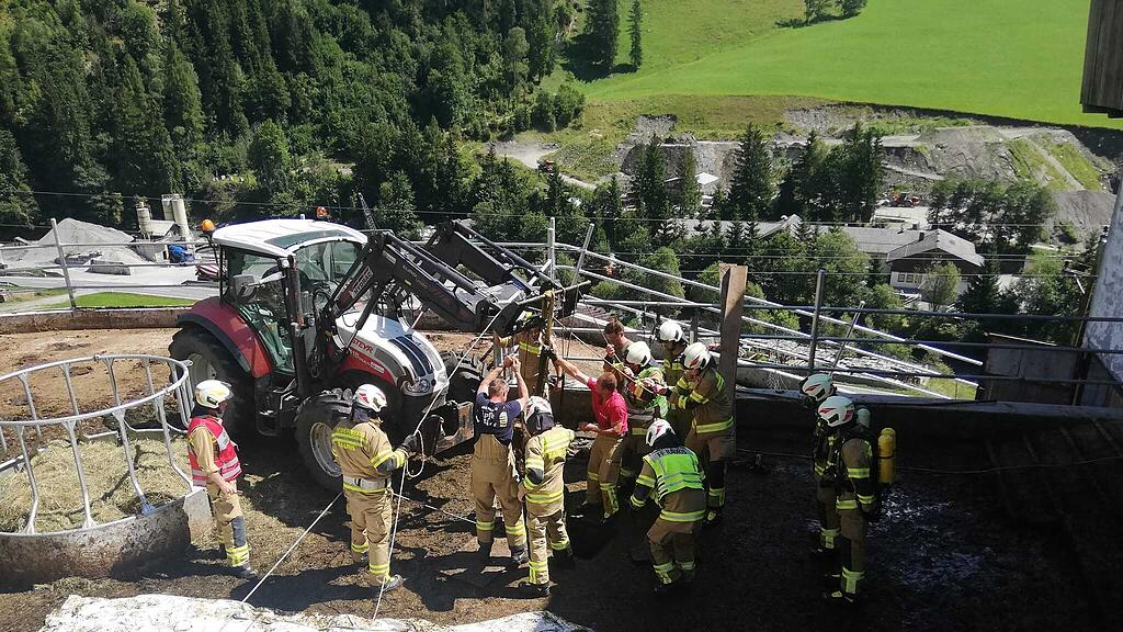 FF Rauris rettet Kalb aus Jauchegrube