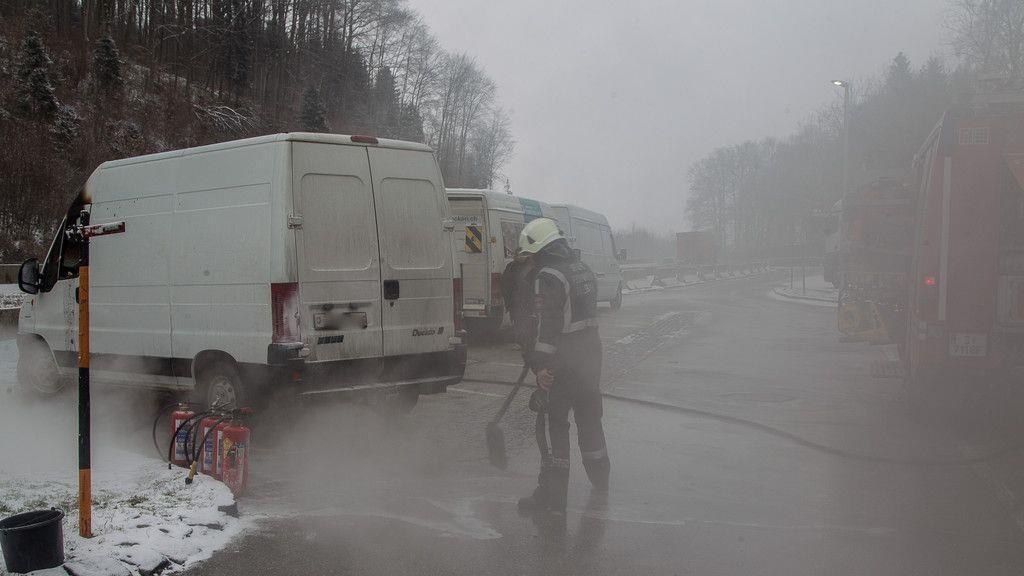 A1: Kleintransporter brennt auf Raststation Söllheim