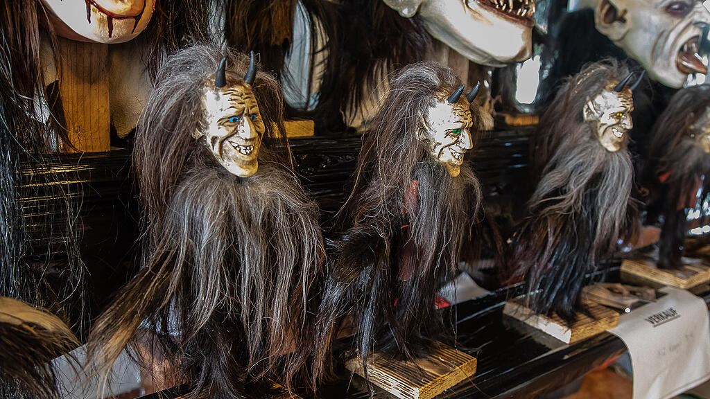 Maskenausstellung der Maxglaner Teufel