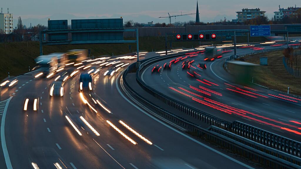 Auf der A10 wurden in der Nacht 443 Lkw auf ihre Geschwindigkeit hin überprüft.
