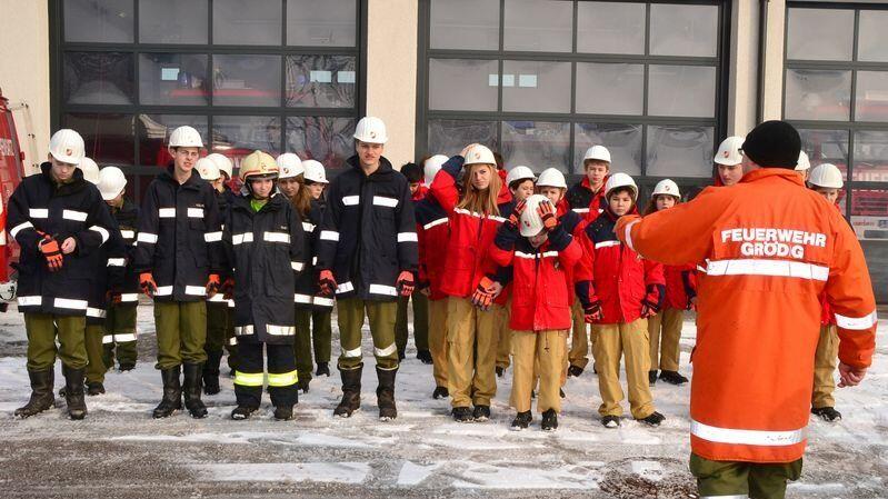 An die 30 jungen Feuerwehrleute probten in Grödig den Ernstfall.