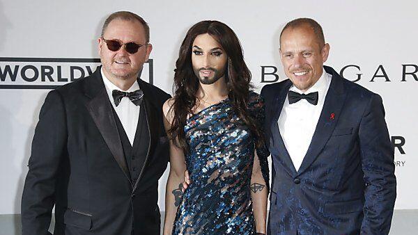 Conchita Wurst singt "Rise Like A Phoenix"