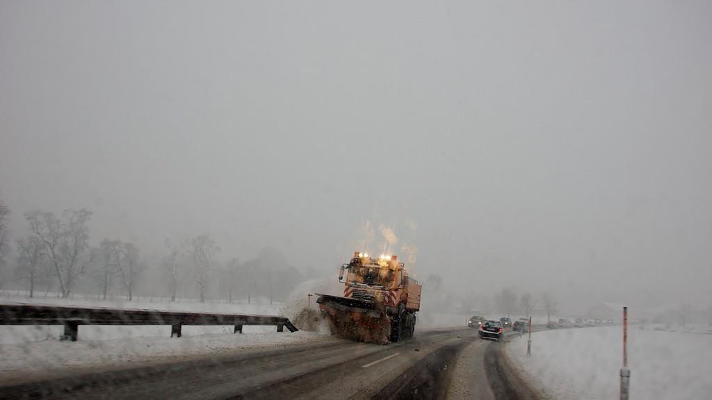 Schnee und Verkehrschaos auf den Straßen