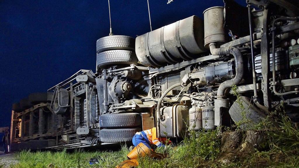 Lkw kippt auf A1 um