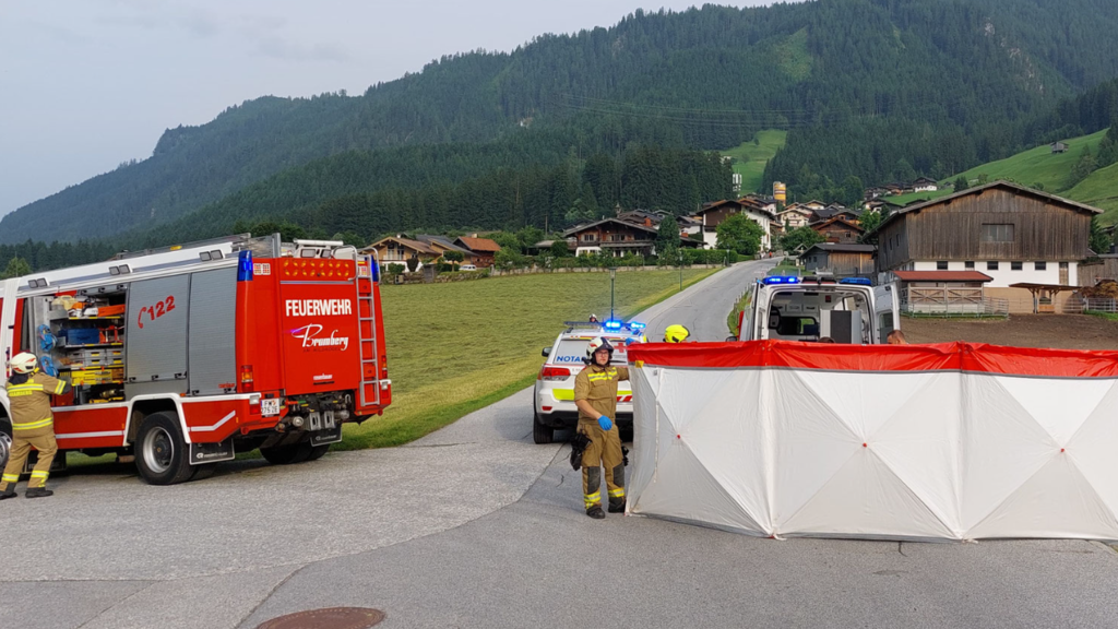 Zwei Paragleiter-Pilotinnen stürzen in Bramberg in die Salzach