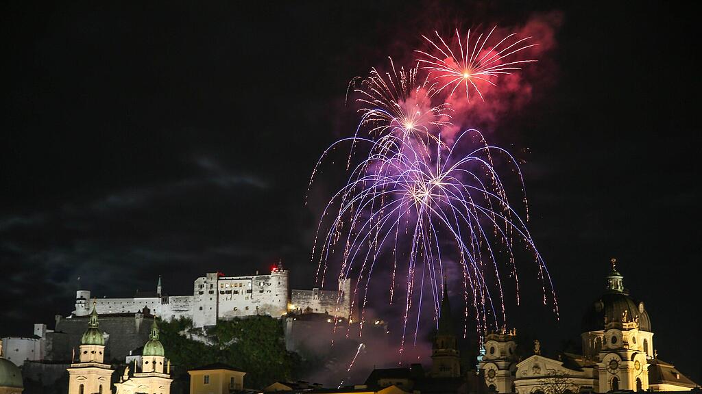 Fulminantes Feuerwehr beendet den traditionellen Rupertikirtag in Salzburg.