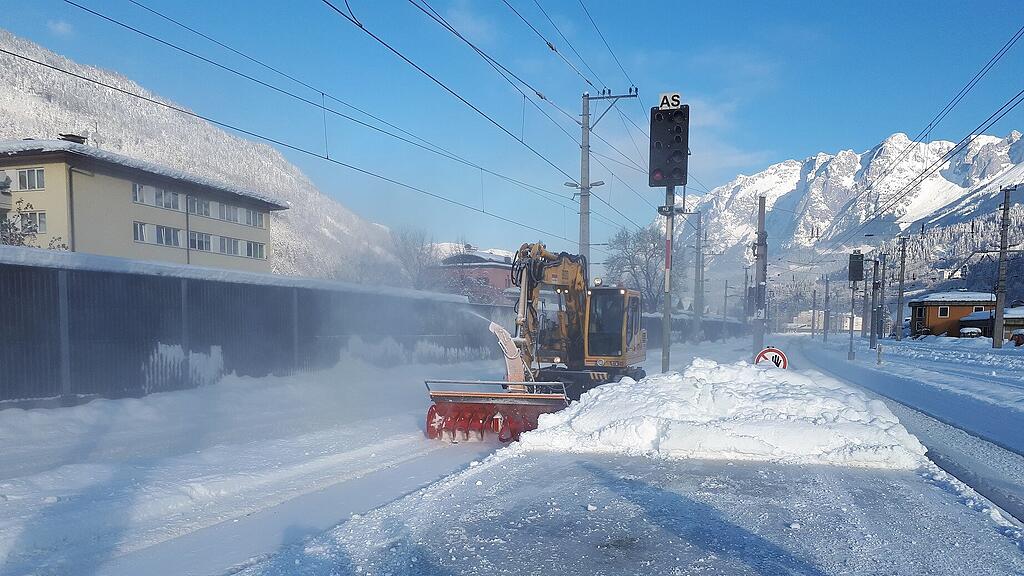 Schneeräumungsarbeiten am Pass Lueg