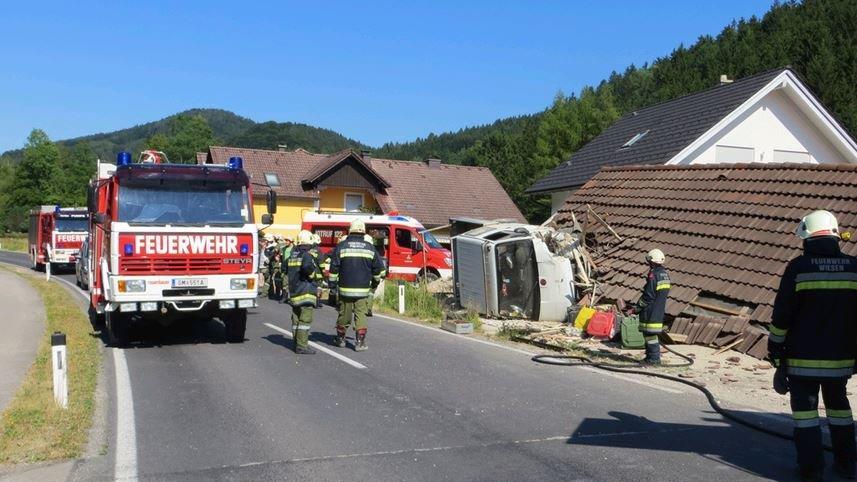 Klein-Lkw stürzt auf Carport