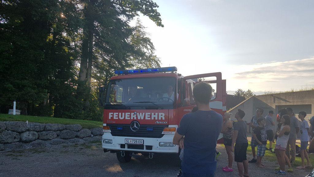 Laufende Feuerwehrmänner besuchen schwer kranke Kinder