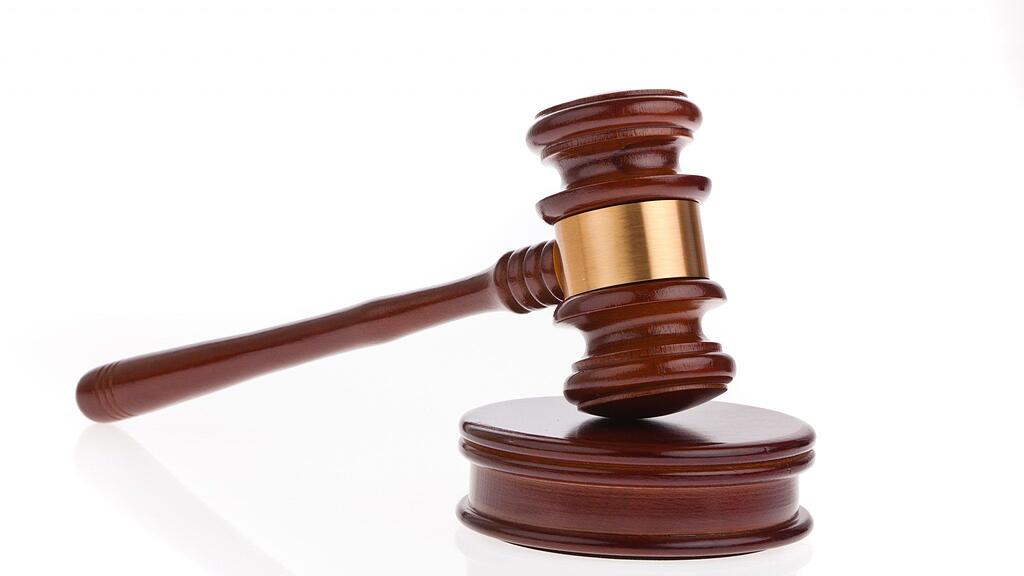 Dem Angeklagten wurde vorgeworfen, er habe seit Mai 2004 auf seinem Computer pornografische Darstellungen von mündigen und unmündigen Minderjährigen besessen.