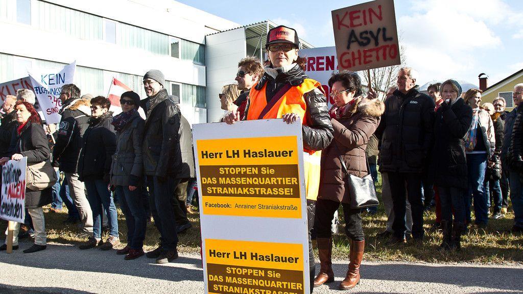 200 Personen demonstrieren gegen Asyl-Großquartier in Straniakstraße