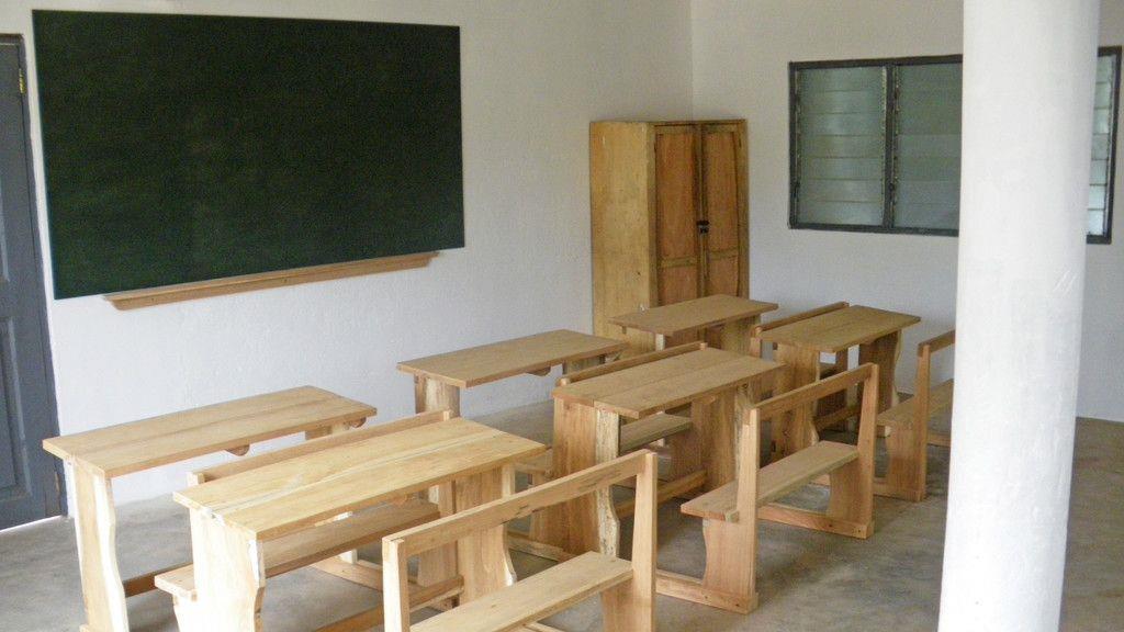 Lehrer baut Schulbänke in Ghana
