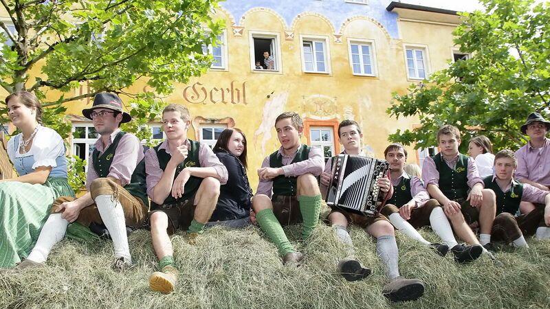 Jugendliche in Tracht am Rupertifest Neumarkt am Wallersee.