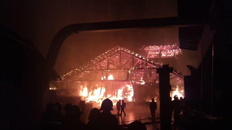 Sägewerk in Vollbrand: Erste Bilder