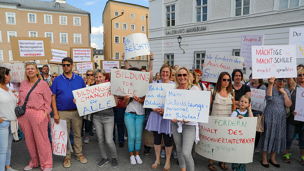"Bildung brennt" - Kundgebung am Mozartplatz