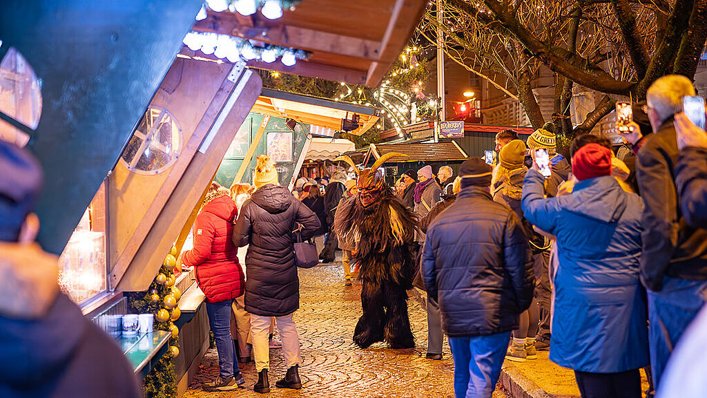 Alt Gnigler Krampusse beim Weihnachtsmarkt am Mirabellplatz