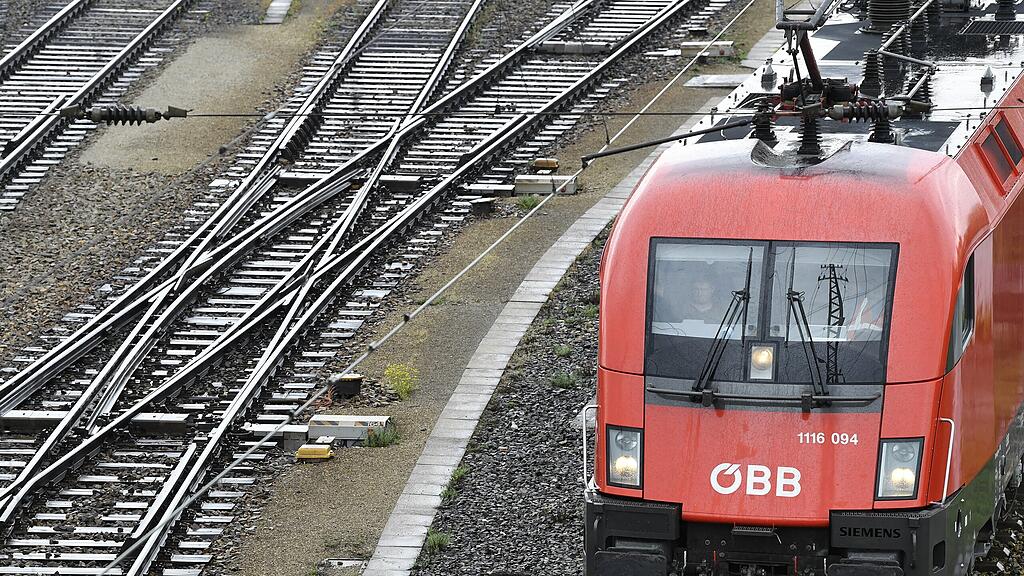 Der Amstettener Stadtrat Weber nahm eine ÖBB-Werbung zum Anlass, um über "Schwuchteln" und "Neger" zu schimpfen.