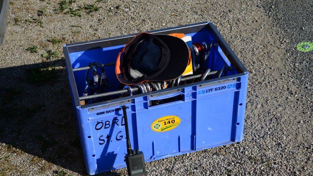 Paragleiter bleibt in Baum hängen