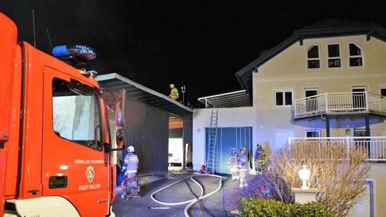 Fahrzeuge bei Garagenbrand in Rif zerstört