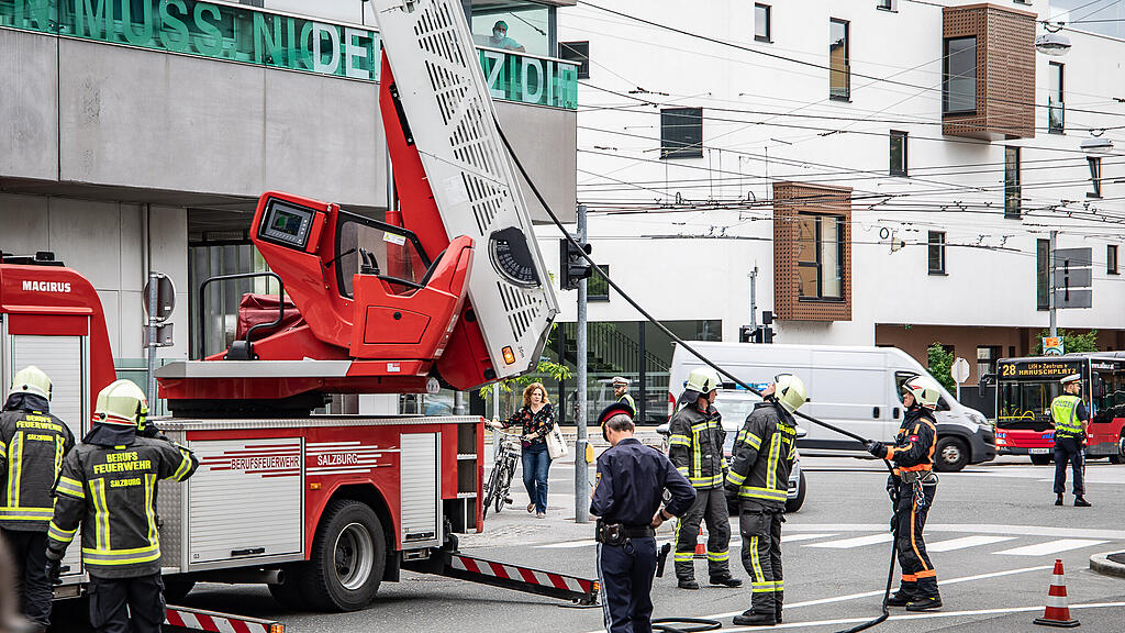 Einsatz\u00fcbung mit brennendem Hubschrauber