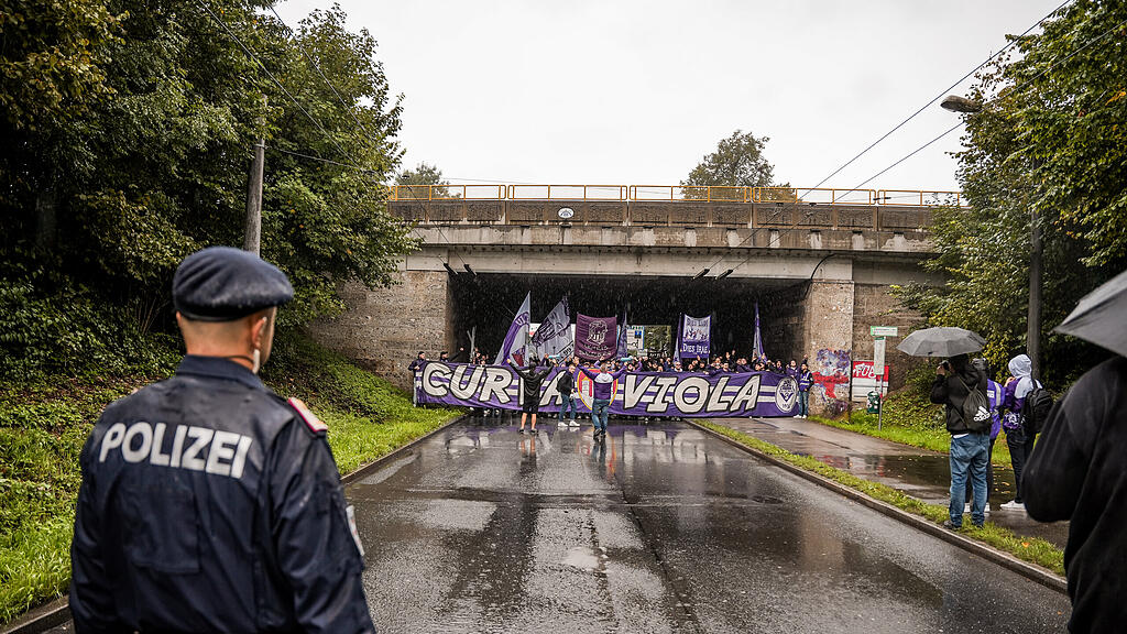 Die Fans von Austria Salzburg beim Fanmarsch vor dem Zweitliga-Spiel gegen den FC Liefering.