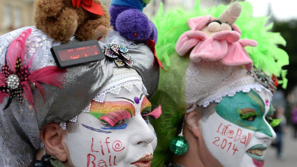 Life Ball 2014: Erste Gäste am Magenta Carpet (Kostüme)