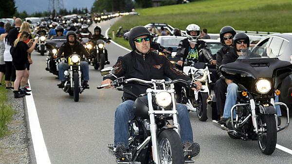Biker halten zusammen und setzten ein Zeichen