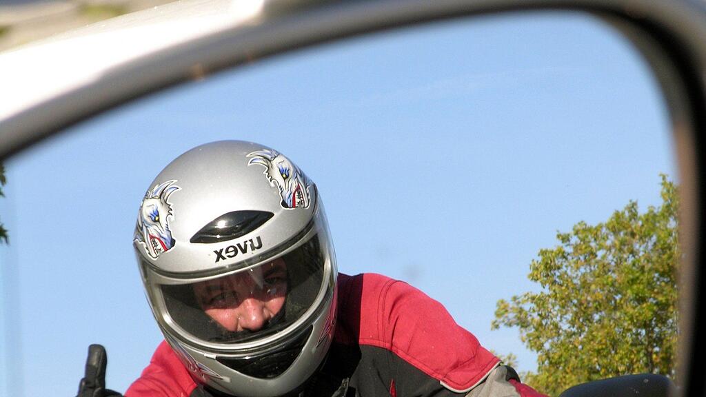 Der aggressive Motorradfahrer und seine Mitfahrerin wurden von der Polizei vorübergehend festgenommen.