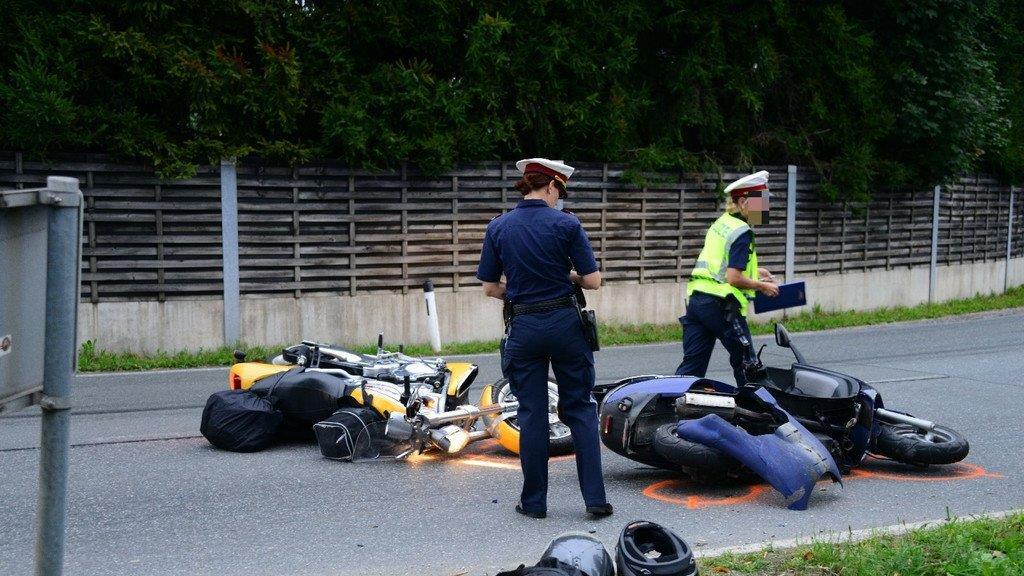 Harley-Fahrer schleudert in Gegenverkehr