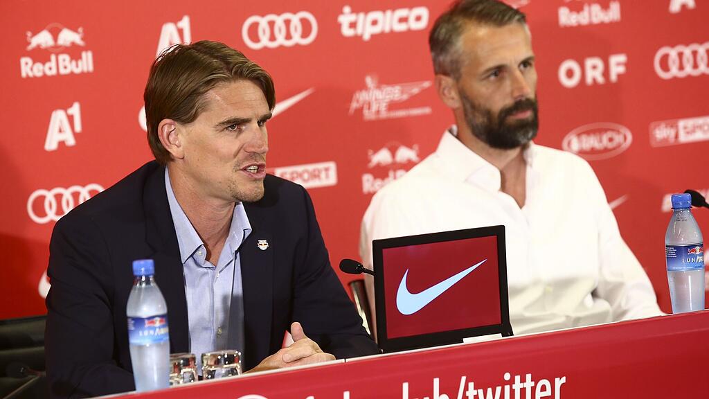 Christoph Freund (li.) findet nur lobende Worte für Trainer Marco Rose.
