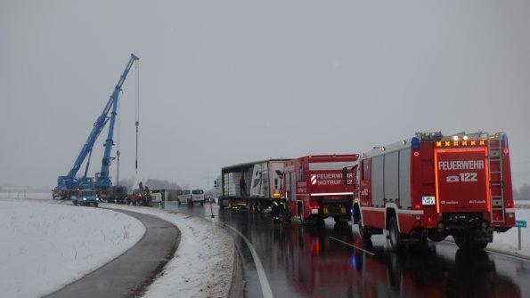 Lkw kippt um und verliert Diesel