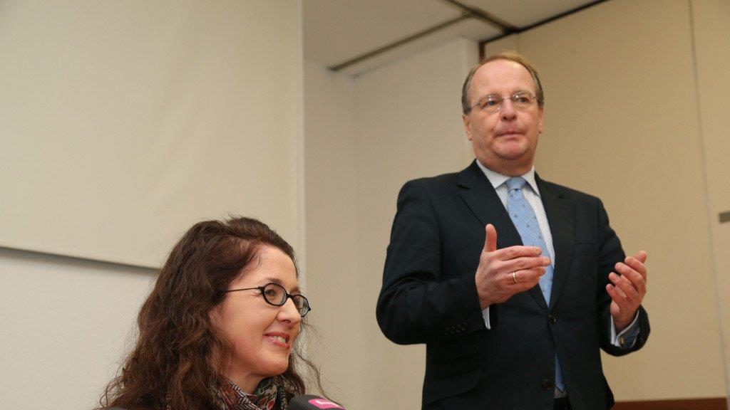 Monika R. tritt vor Medien