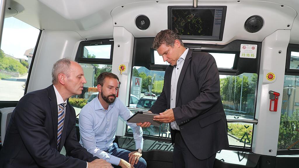 Testfahrt in Koppl mit Siegfried Reich (Salzburg Research), Landesrat Stefan Schnöll und Projektleiter Karl Rehrl (v.l.n.r.).