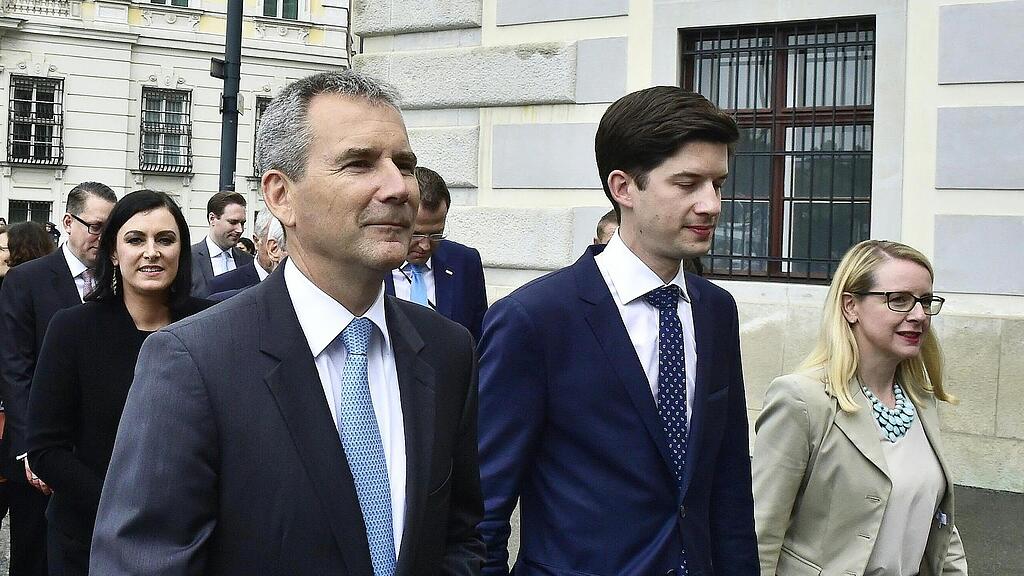 AMTSENTHEBUNG DER REGIERUNG DURCH DEN BUNDESPR\u00c4SIDENTEN