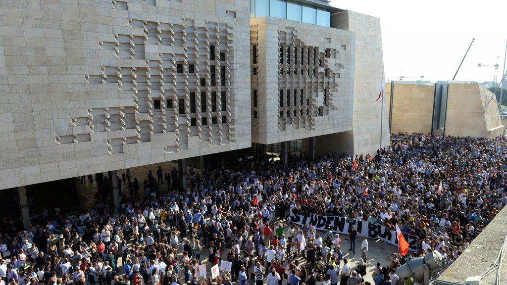 Mega-Demo nach Mord an Journalistin auf Malta