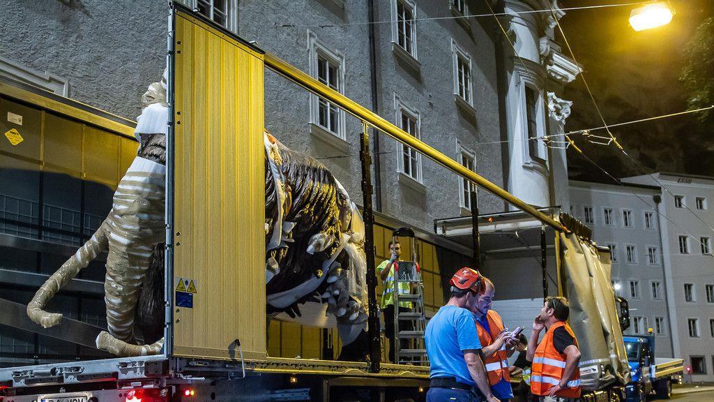 Mammut schwebt über Salzburg II