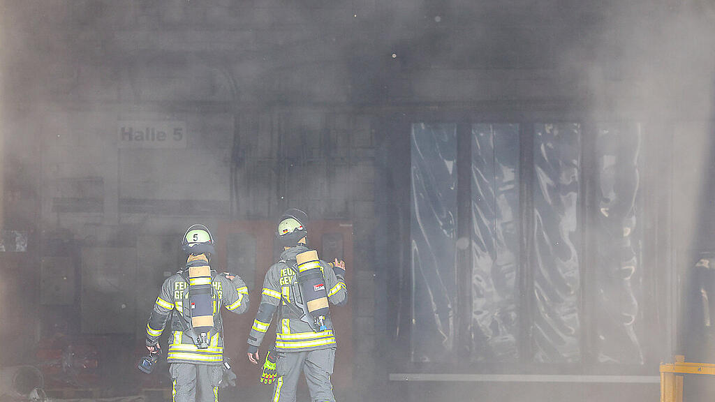 Kräfte der Feuerwehr sind nach einer Explosion in einer Industriehalle im Einsatz