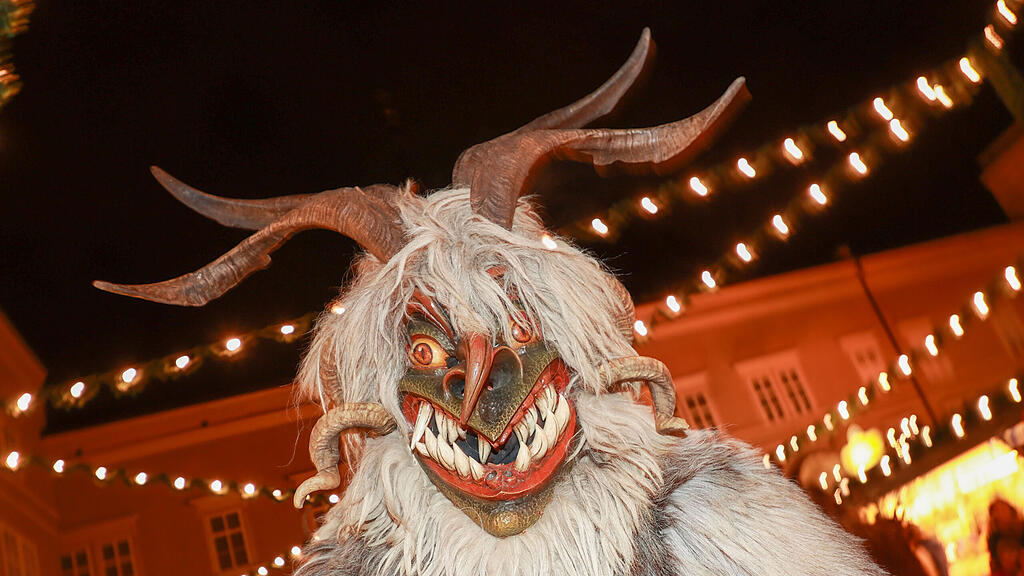 Perchtenlauf in erster Raunacht am Salzburger Christkindlmarkt
