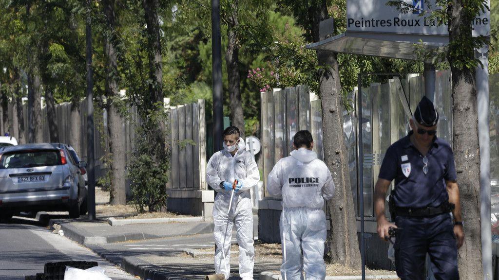 Marseille: Auto rast in Bushaltestelle