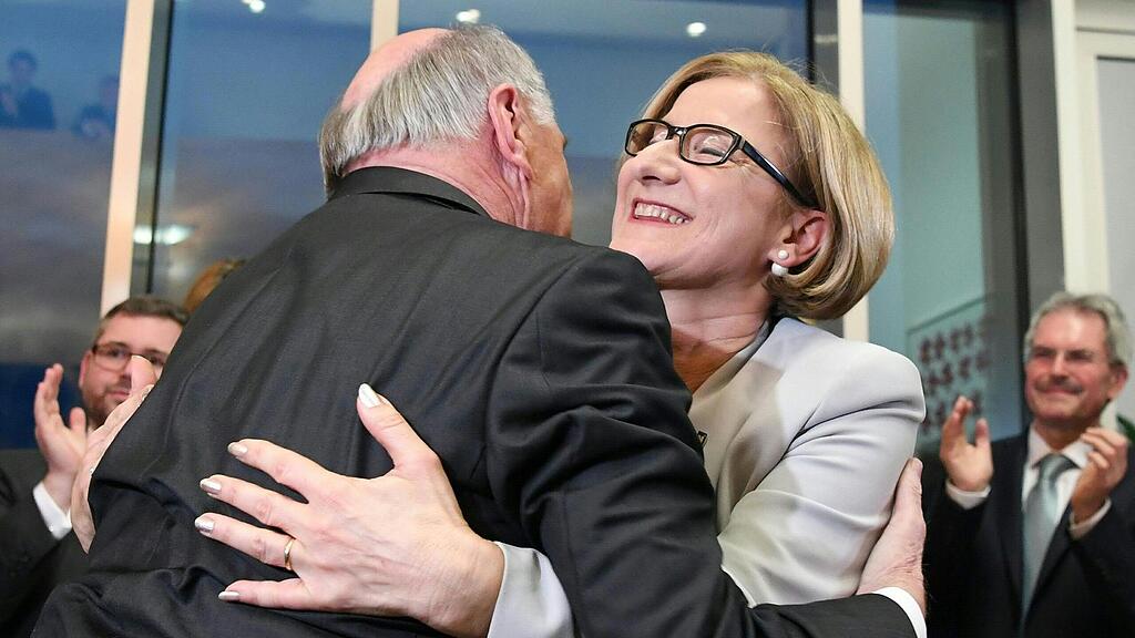 Spitzenkandidaten Johanna Mikl-Leitner freut sich mit Erwin Pröll über den Wahlsieg in Niederösterreich.